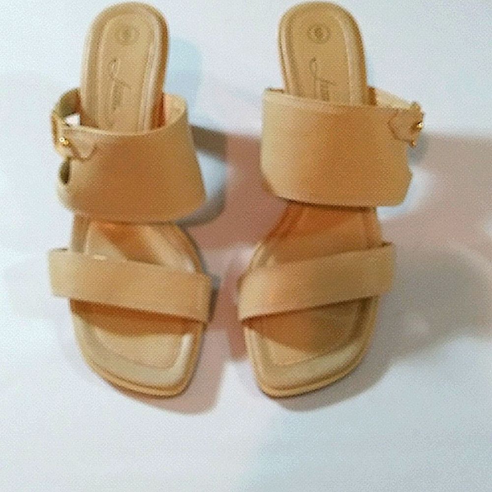 Vintage Fioni size 6 good condition camel open-toed gold buckle on side.